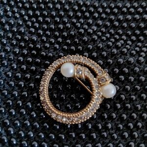 Vintage Faux Pearl Rinrstone Wreath Circle Small Brooch.